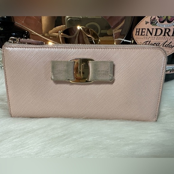 AUTHENTIC SALVATORE FERRAGAMO VARA BOW PINK LEATHER ZIP AROUND LONG WALLET - Picture 2 of 9